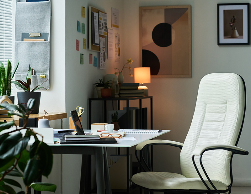 Contemporary,Home,Office,Featuring,White,Ergonomic,Chair,,Desk,With,Various