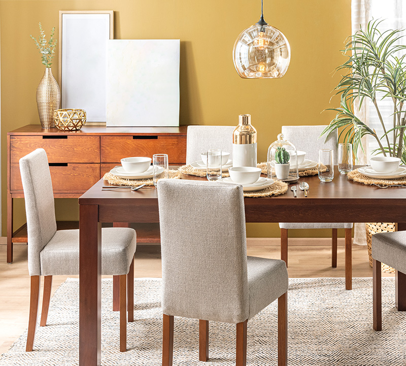 Inviting,Dining,Room,Featuring,A,Rich,Wooden,Table,With,Matching